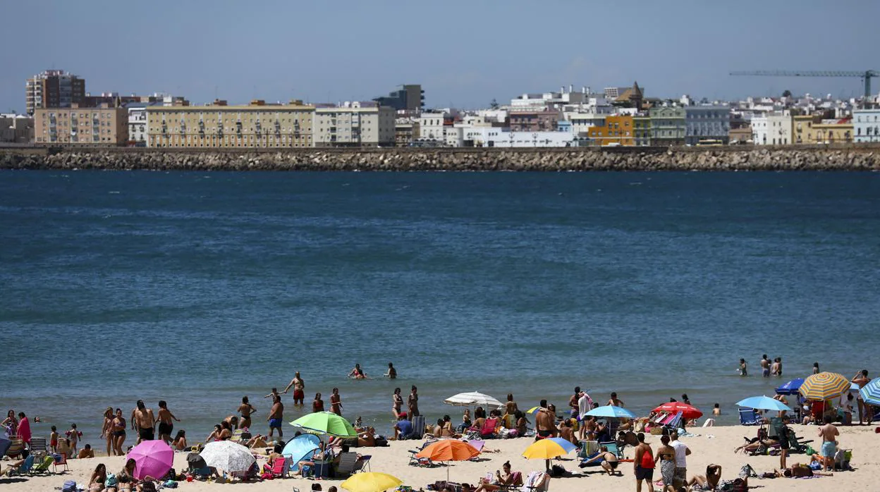 Bañista en la playa de Cádiz