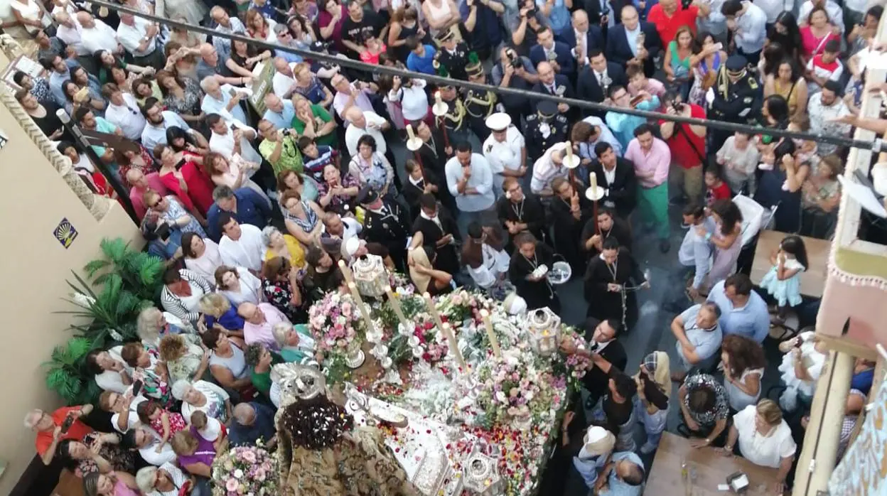 El público durante la salida de la Virgen del Carmen.