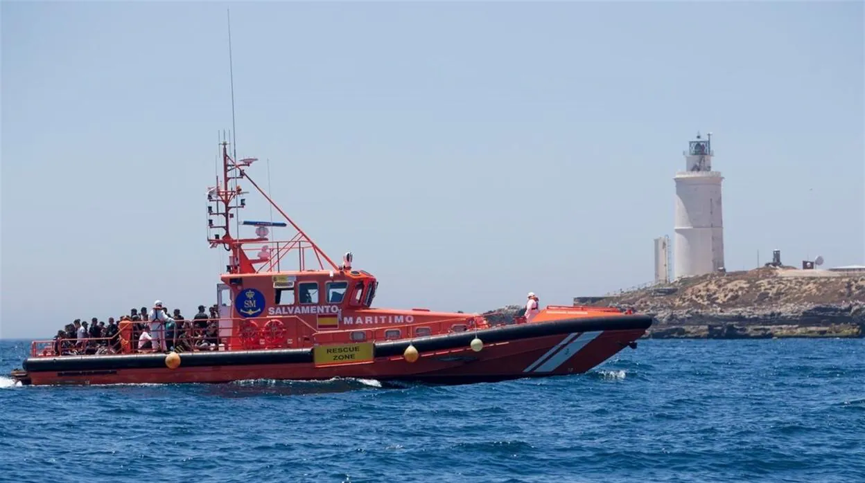 Rescatados tres migrantes de un kayak en aguas del Estrecho