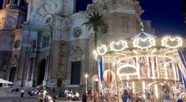 La cifra de pasajeros en el tiovivo de la plaza de la Catedral de Cádiz, «ridícula» para los vecinos del centro