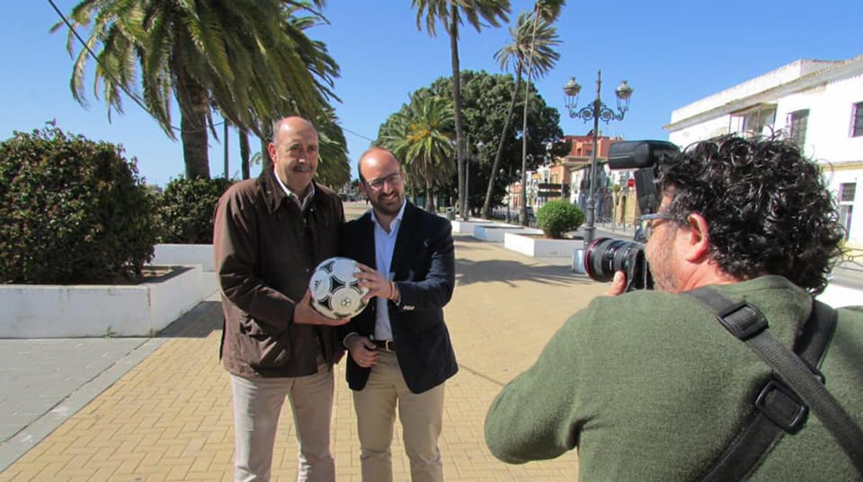 El ex concejal Carmelo Navarro con el alcalde, Germán Beardo.