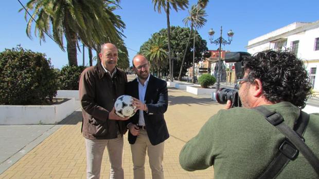 Carmelo Navarro entrega su acta de concejal del Ayuntamiento de El Puerto