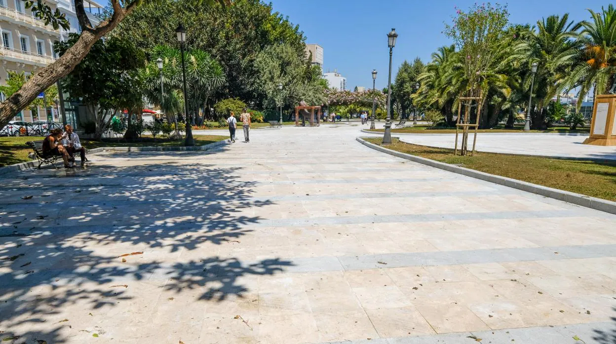 Concluyen las obras de renovación del pavimento del paseo interior de la Canalejas