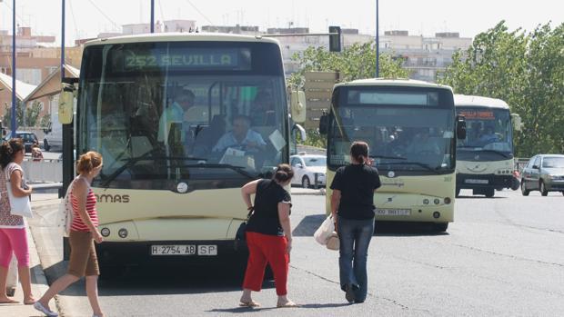 Denuncia el ruido de un autobús de Alcalá que cruza una calle 23.000 veces al año