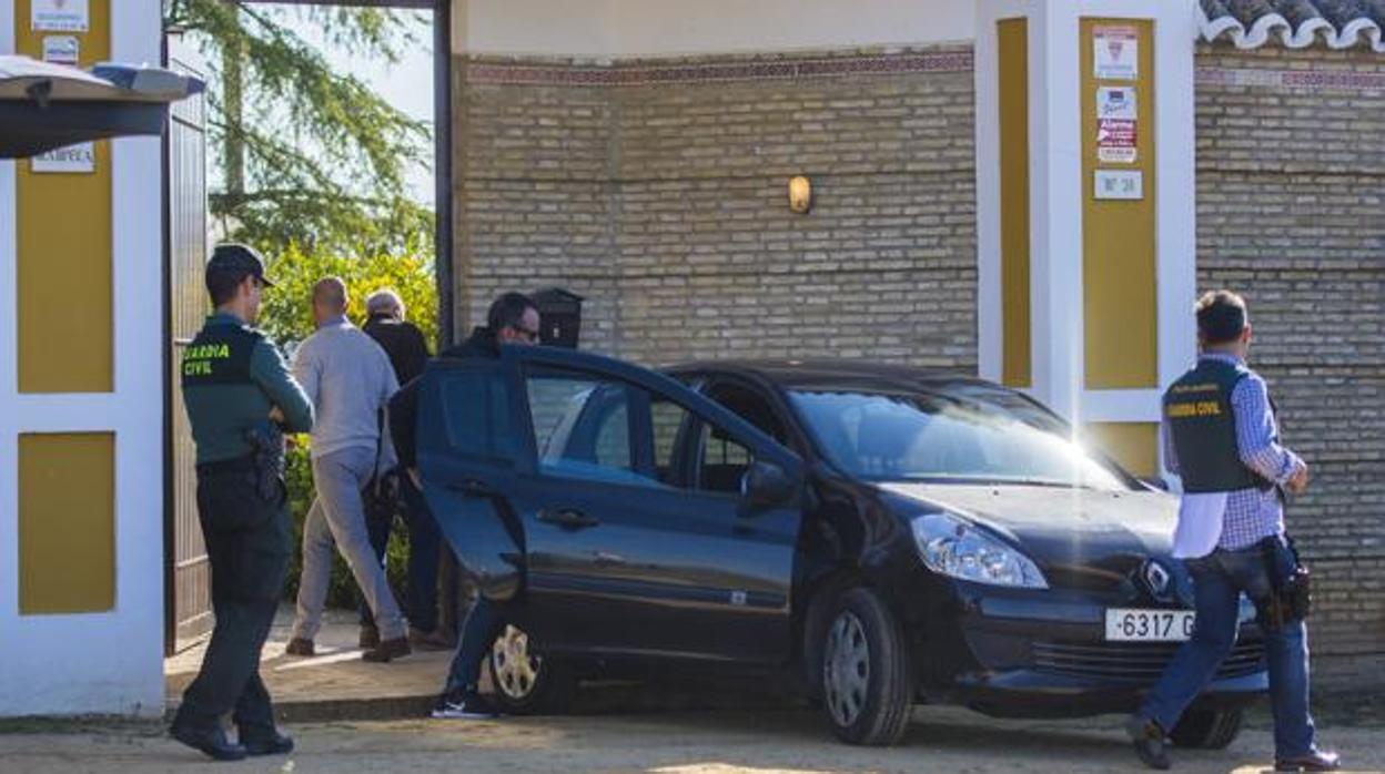 Agentes de la Guardia Civil realizan una inspección en el chalé horas después del asalto