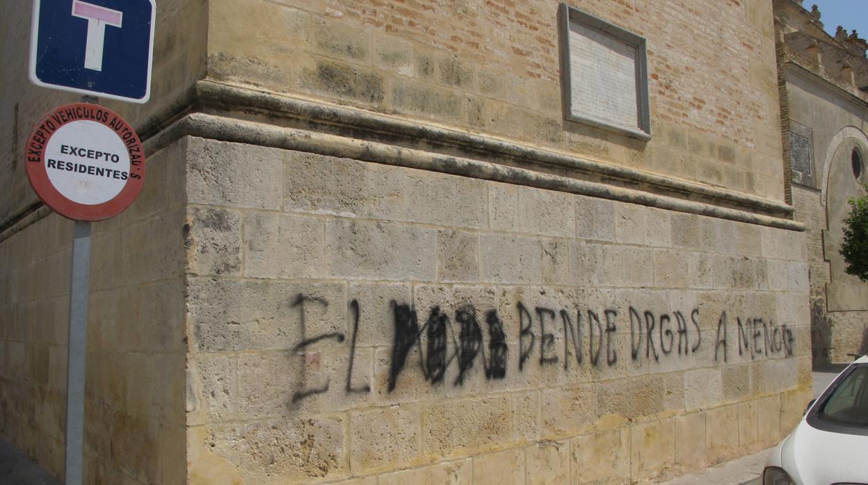 Pintada aparecida en la base de la torre de la parroquia de la Oliva de Lebrija después de que fuera tachado el nombre al que denunciaba