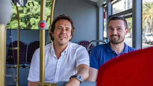 Kichi y Martín Vila, durante el viaje de prueba del nuevo autobús híbrido.