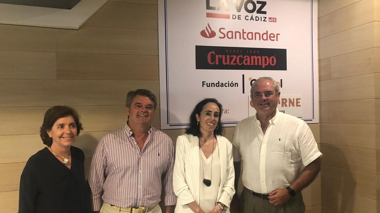 De izquierda a derecha; Celia Ollero, Emilio Valero (miembros de la junta directiva), Elena Postigo y el presidente del Club, José Manuel Domecq.