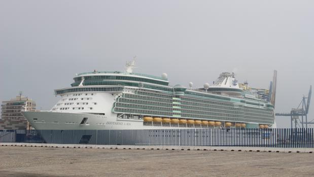 El ‘Independence of the seas’ llega al muelle de Cádiz