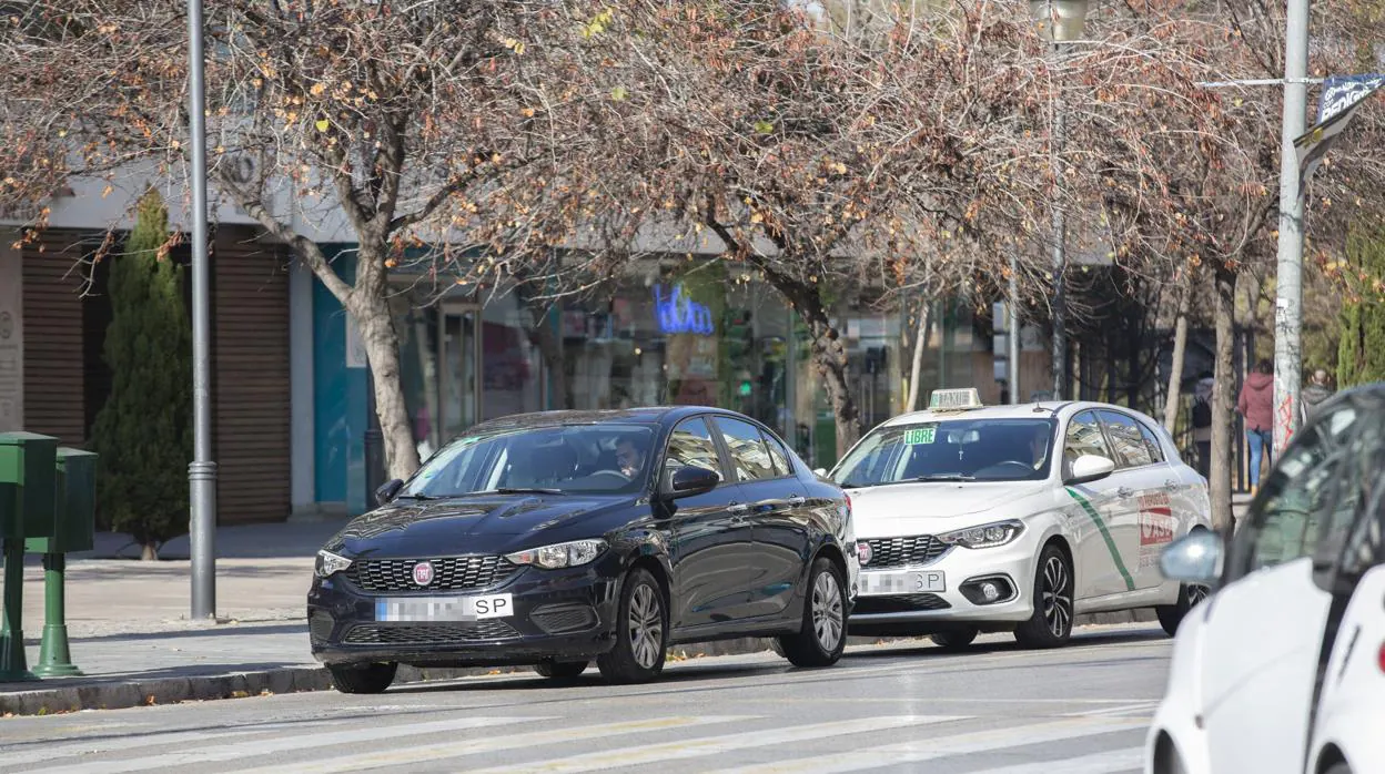 Coche de Uber circulando por las calles de Granada, última ciudad andaluza donde se estrenó el servicio.