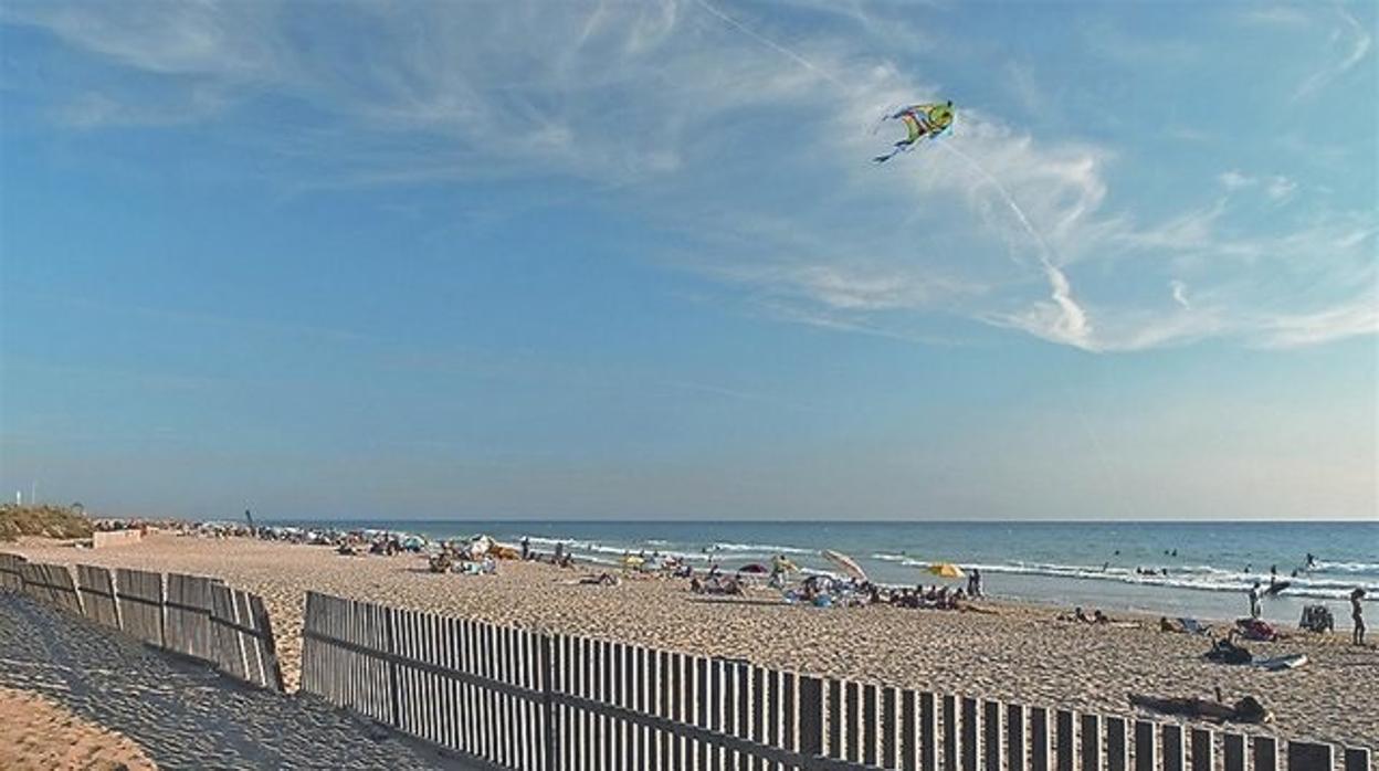 La playa del Palmar en Vejer tendrá una zona sin humo donde no se podrá fumar