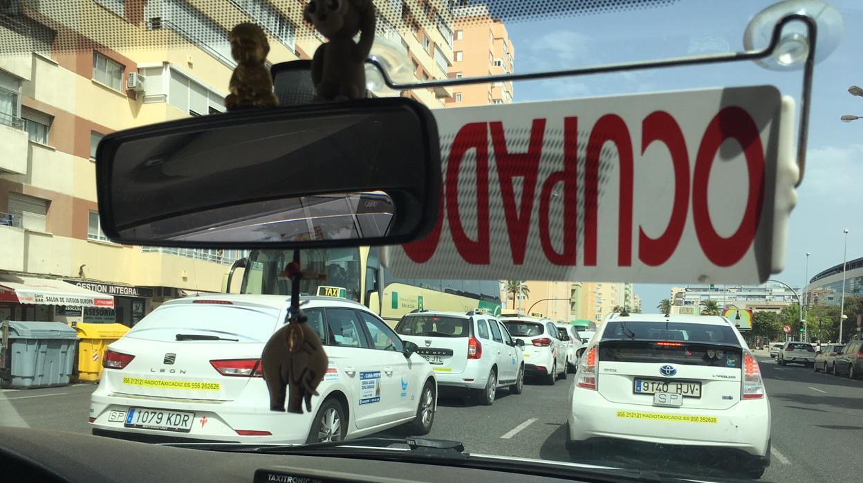 El alcalde de Cádiz respalda al sector del taxi