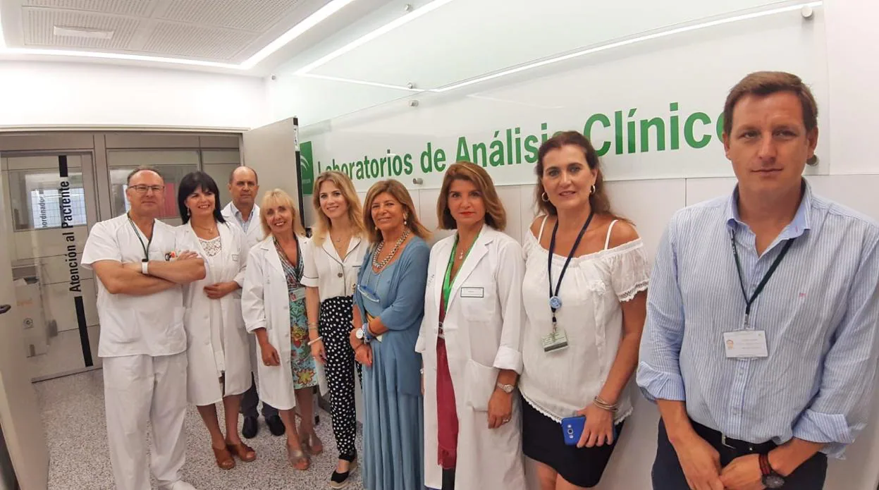 Visita de Ana Mestre, delegada del Gobierno de la Junta en Cádiz, a los laboratorios del hospital