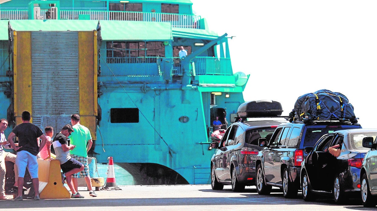 Fila de vehículos esperando su turno para cruzar el Estrecho de Gibraltar