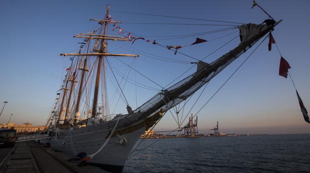 El buque Elcano pasa su ‘ITV’