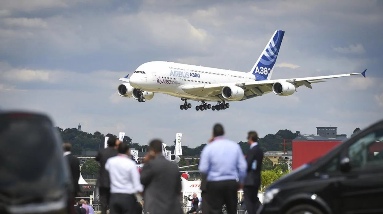 Aterrizaje de un A380. el 'superjumbo' de Airbus