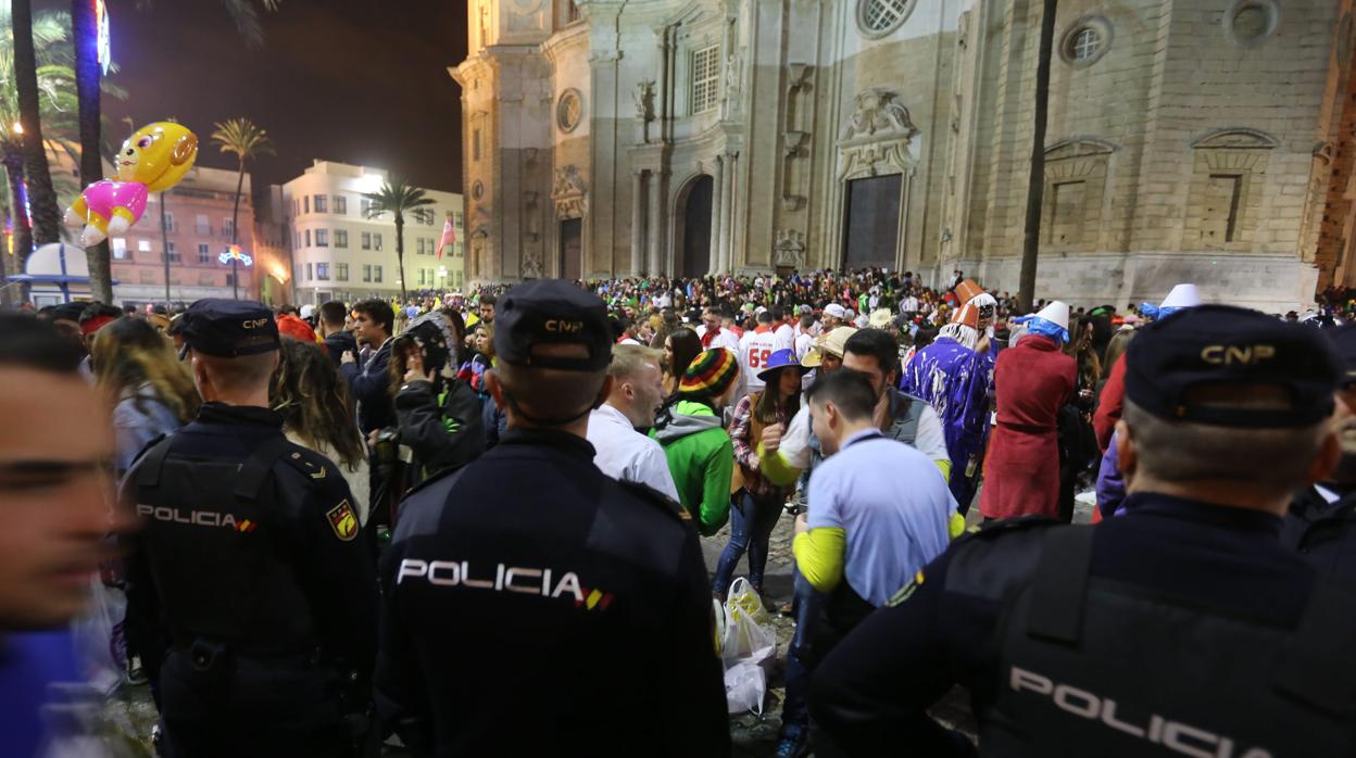 Agentes de la Policía, durante un operativo en Carnaval.