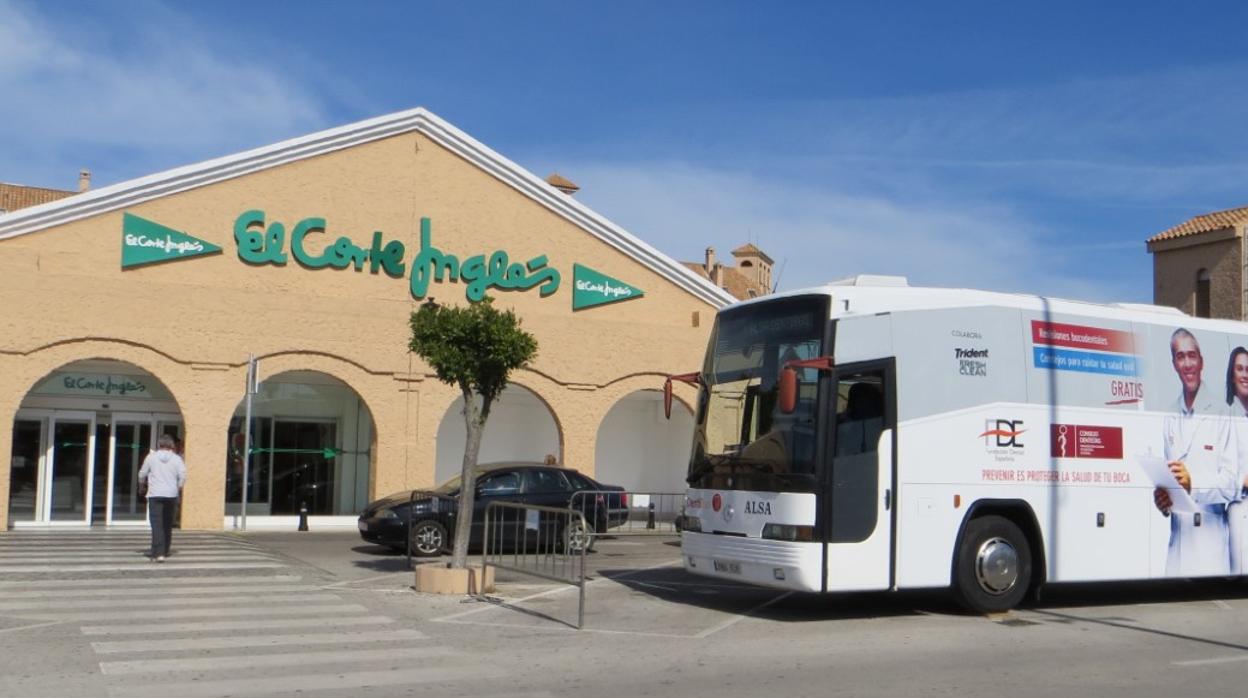 Entrada principal de El Corte Inglés en el Bahía Sur.