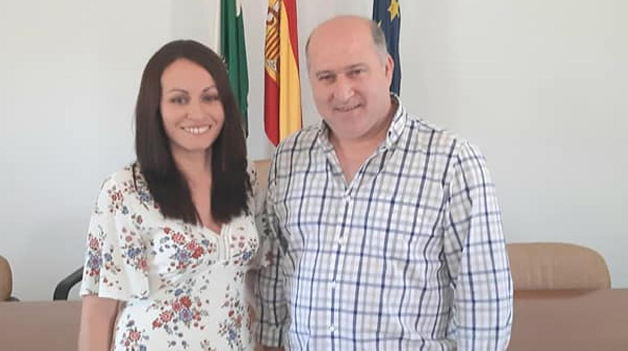La nueva alcaldesa, Buensuceso Morillo, junto al anterior regidor