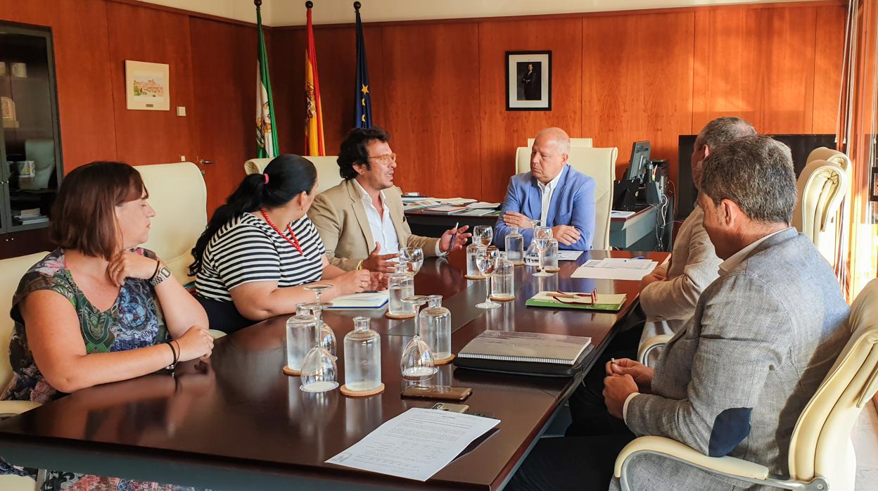 Javier Imbroda, consejero de Educación, se ha reunido con el alcalde de Cádiz José María González 'Kichi'.