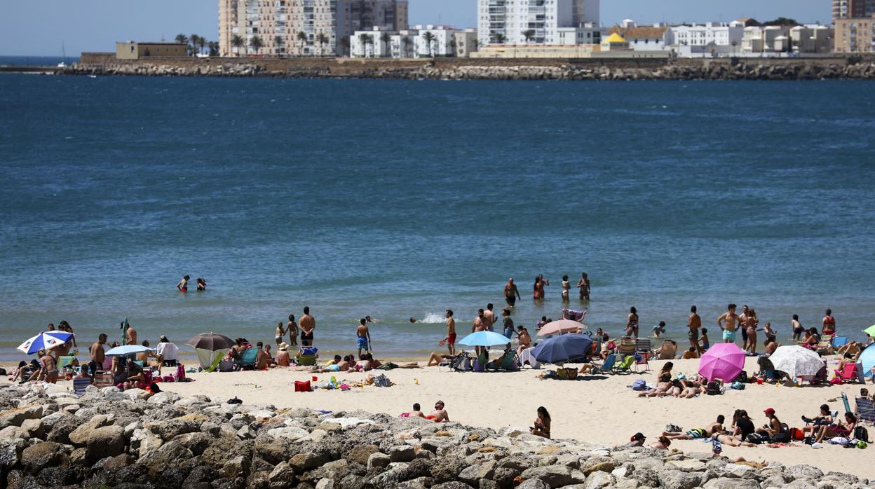 Bañistas disfrutando de la playa en Cádiz