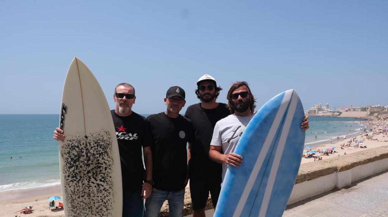 Bruno, Willy, Pablo y Gelu, delante de la playa Santa María del Mar donde hacen surf