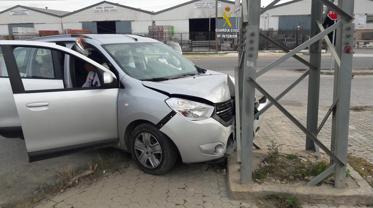 La Guardia Civil investiga el choque de un vehículo contra una torre de luz