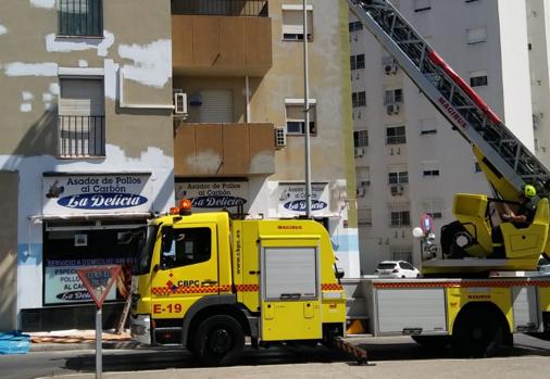 Camión de Bomberos con escala en el rescate