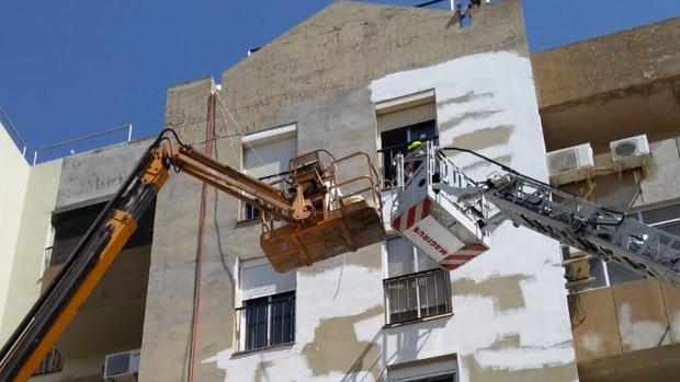 Dos obreros quedan atrapados en una grúa y tienen que ser rescatados por los bomberos