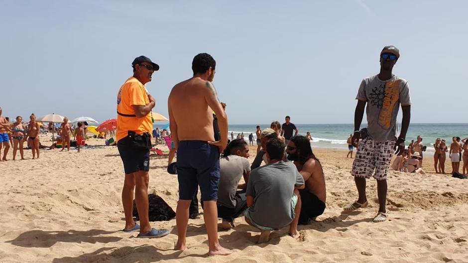 Vídeo: Una patera llega a El Palmar con la playa abarrotada de bañistas