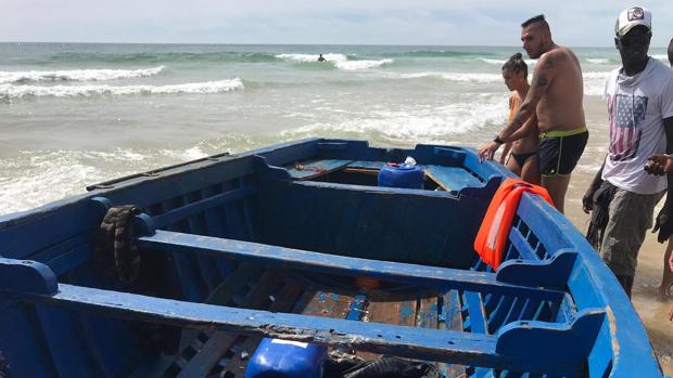 Llega una patera a El Palmar con la playa abarrotada de bañistas