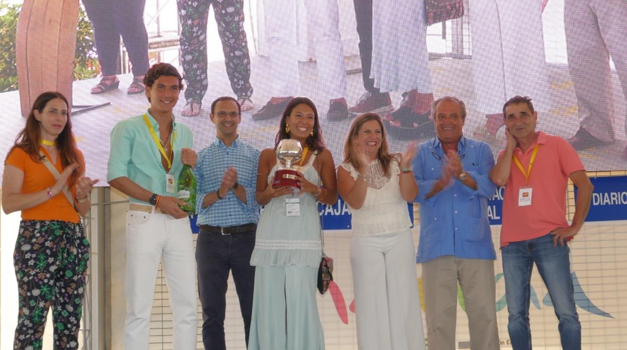 Irene García entrega el Premio Diputación Provincial en las Carreras de Caballos de Sanlúcar