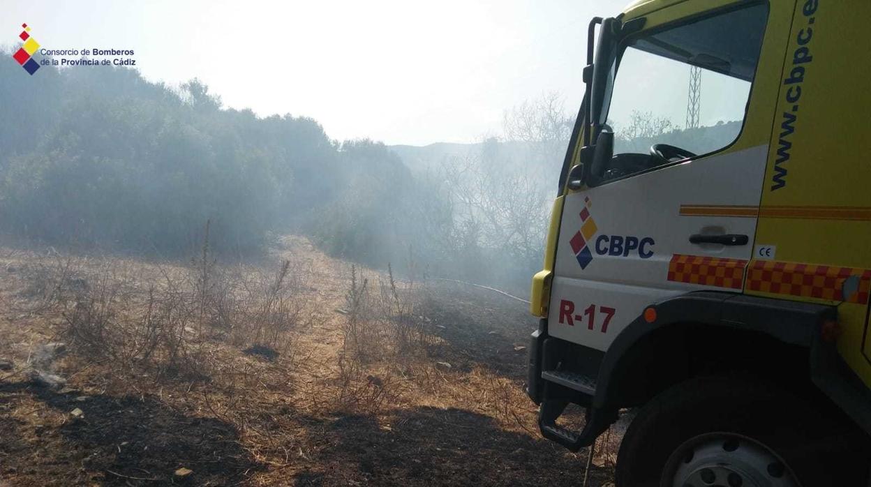 Extinguido un incendio en Vejer tras calcinar 4,5 hectáreas de pasto y matorral