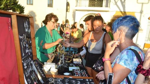 Mercadillos de verano: artesanía, moda y gastronomía al fresco