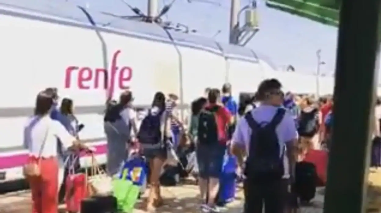 Transbordados los viajeros del tren Madrid-Algeciras por una avería en la locomotora