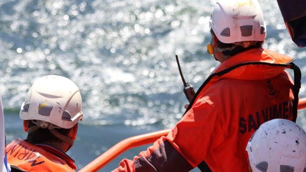 Rescatadas dos personas de una patera en el Estrecho de Gibraltar