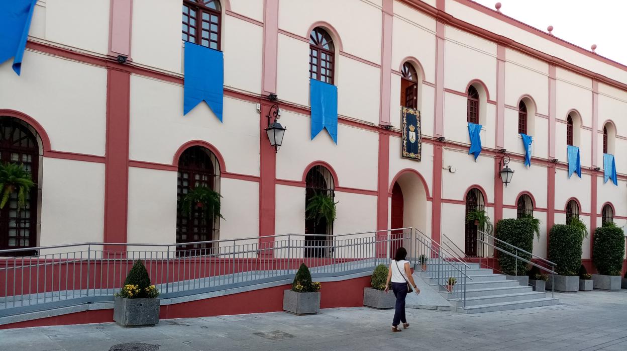 La fachada del edificio consistorial no se ha visto afectada por la nueva construcción