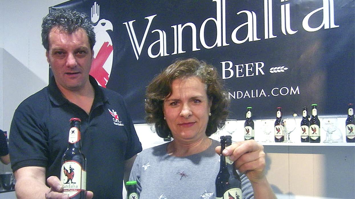 José María Vázquez, maestro cervecero de Vandalia, junto a Consuelo Sánchez, una de las propietarias