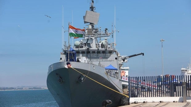 Un buque de guerra indio recala en el puerto de Cádiz