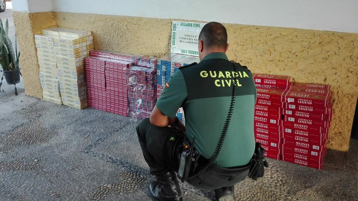 Intervienen 400 cajetillas de tabaco valoradas en 1.600 euros ocultas en un vehículo en La Línea