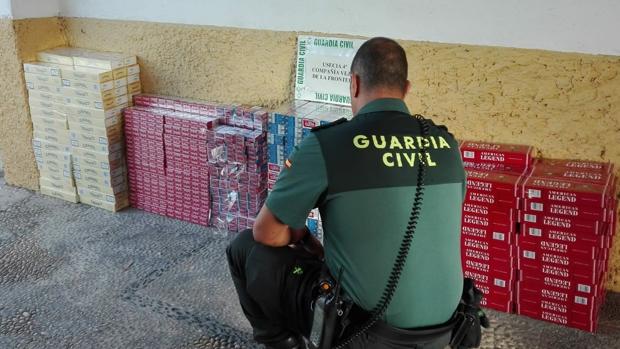 Intervienen 400 cajetillas de tabaco valoradas en 1.600 euros ocultas en un vehículo en La Línea