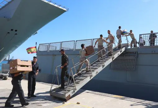Carga de víveres en el 'Audaz' en la Base Naval de Rota.