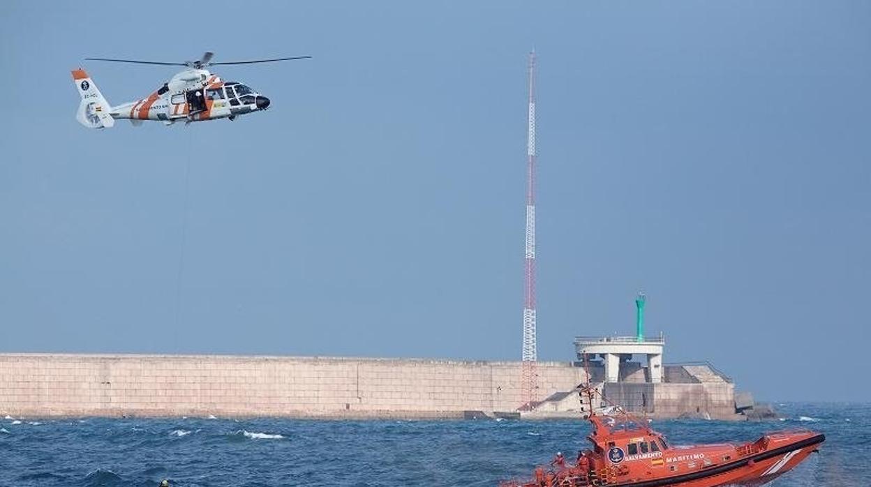 Rescatada en la Línea una patera que trasladaba a 15 migrantes