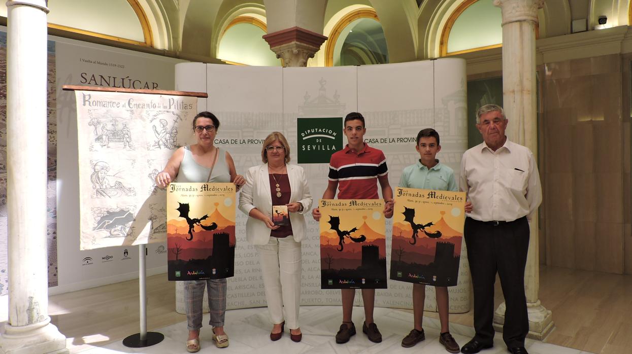 La alcaldesa de Alanís (izquierda) durante la presentación d elas jornadas medievales