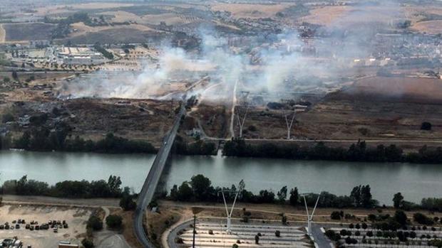 Declarado un incendio en unas escombreras en el municipio de Camas