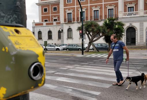 Una avería en el semáforo frente a la Aduana genera un conflicto circulatorio en Cádiz