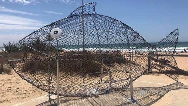 Instalan un pez 'come plástico' en la playa de El Palmar