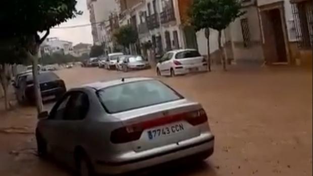 Varias tormentas descargan sobre la Sierra Sur anegando calles, campos y empresas