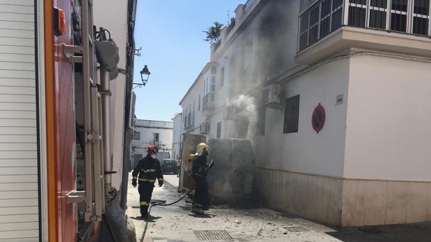 Arde una furgoneta llena de pintura a las puertas de un supermercado de Lebrija