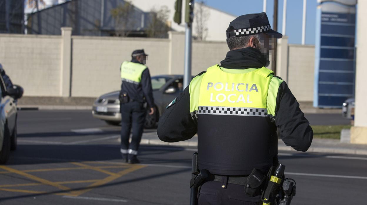 Dos agentes de la Policía Local de Cádiz